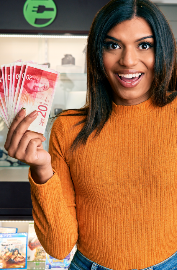 woman holding cash paymore canada